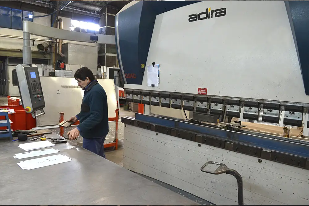 Maquinaria robotizada en fábrica - Servas Energy